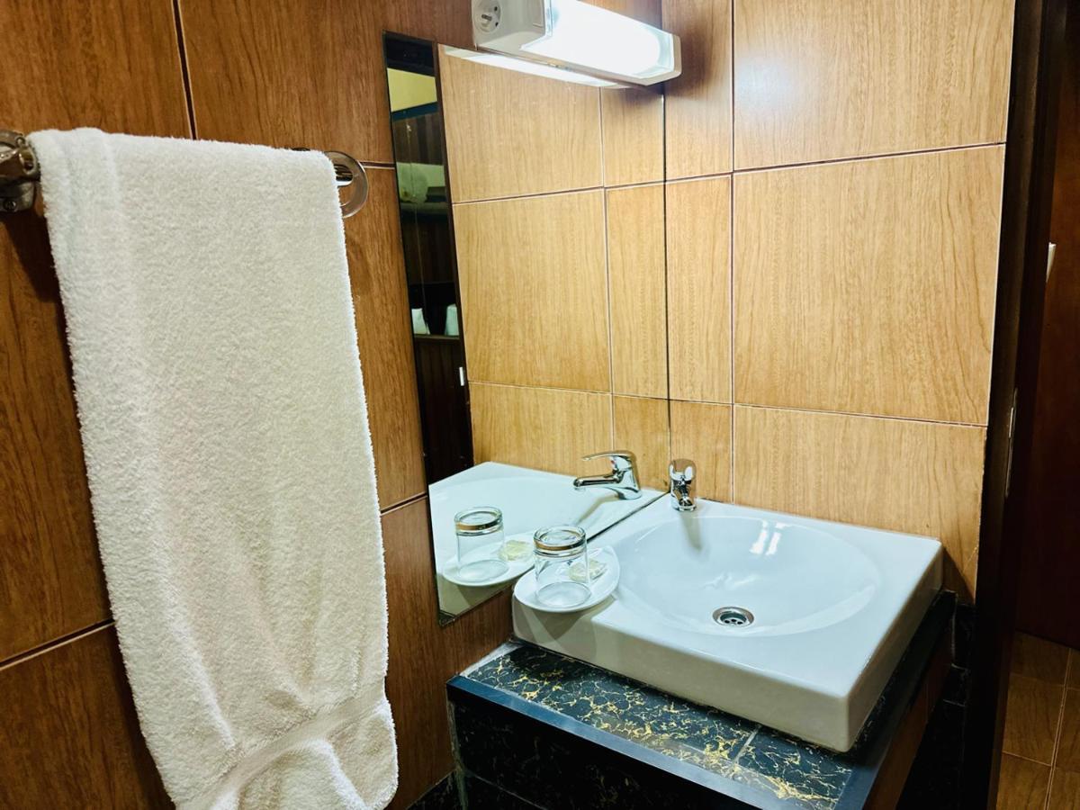 Yaahot Hotell Yaoundé Exteriör bild